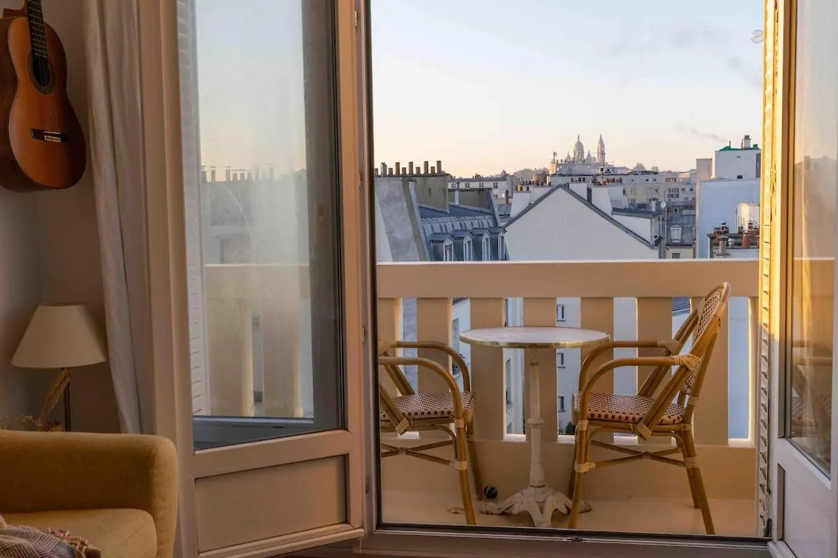 Two Rooms With View Near Canal Paris Frankrig
